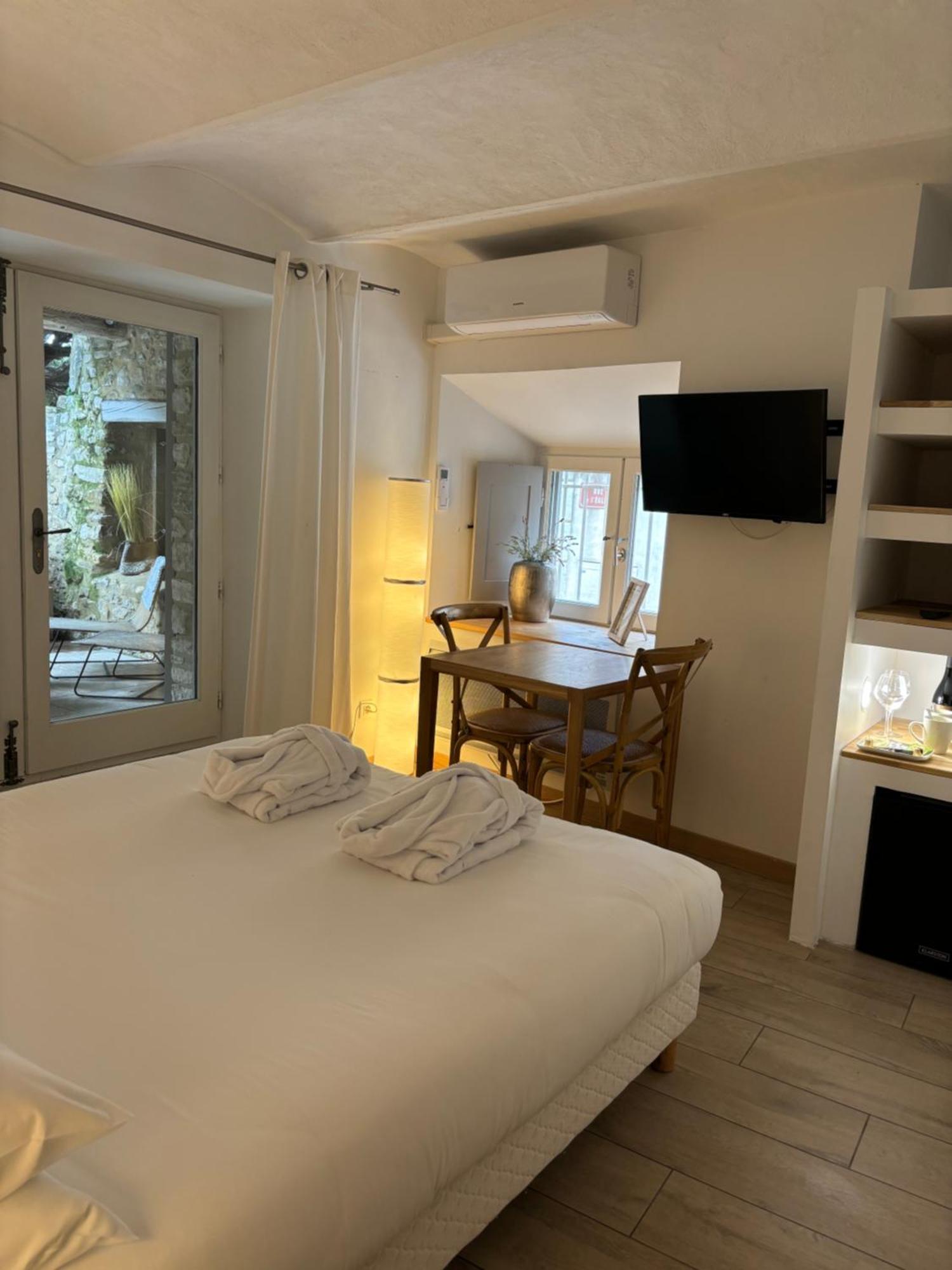 La Maison Des Vendangeurs - Table D'Hotes Le Soir Du Jeudi Au Dimanche- Jacuzzi - Balneo Spa - Acces Piscine Pour Toutes Les Chambres Sauf Studio Coquet- Piscine De Mai A Mi-Octobre Martignargues ภายนอก รูปภาพ